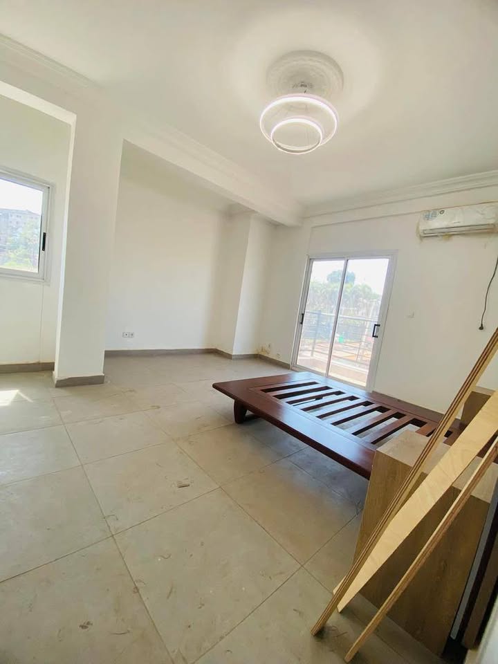 Appartement à louer - Yaoundé, Mvan, tropicana - 1 salon(s), 2 chambre(s), 3 salle(s) de bains - 300 000 FCFA / mois