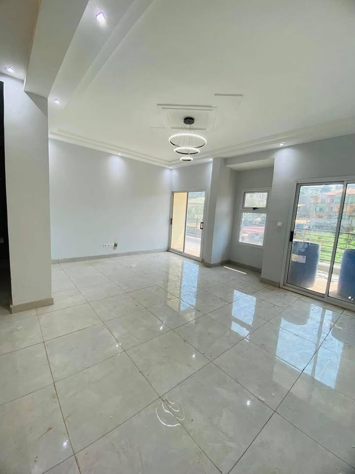 Appartement à louer - Yaoundé, Mvan, tropicana - 1 salon(s), 2 chambre(s), 3 salle(s) de bains - 300 000 FCFA / mois