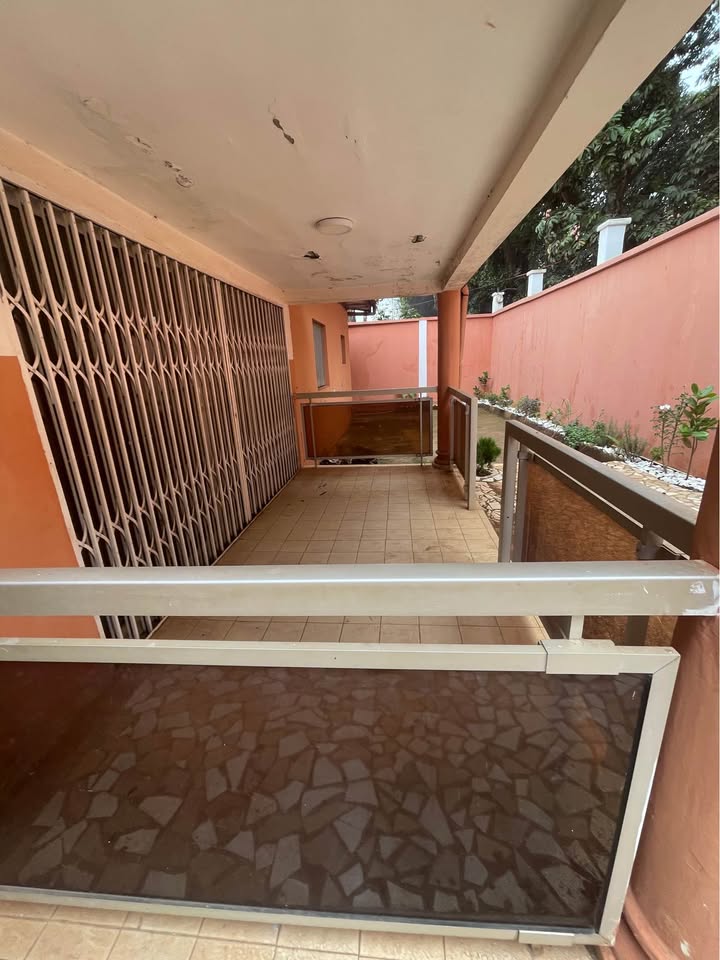 House (Villa) to rent - Yaoundé, Efoulan, efoulan - 1 living room(s), 4 bedroom(s), 3 bathroom(s) - 280 000 FCFA / month