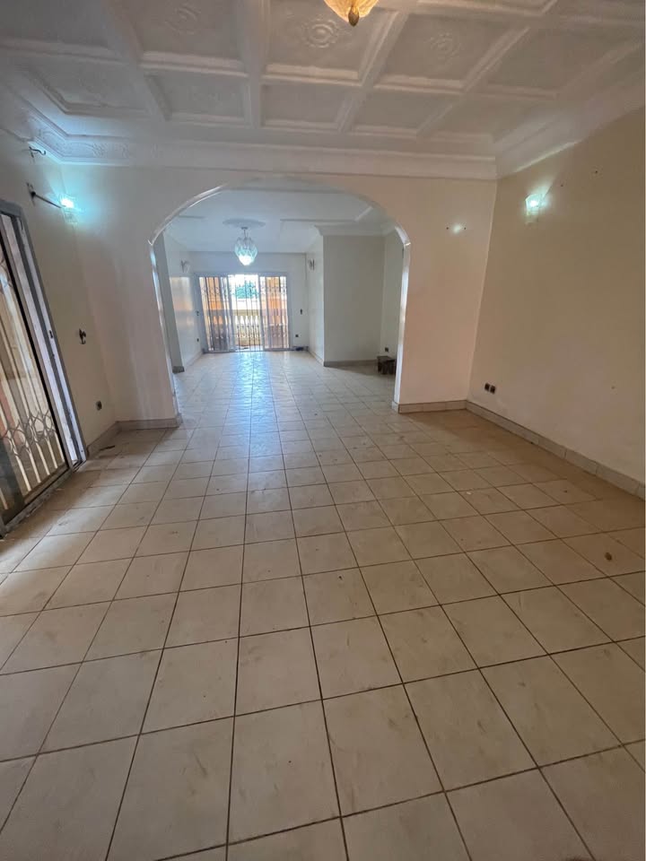 House (Villa) to rent - Yaoundé, Efoulan, efoulan - 1 living room(s), 4 bedroom(s), 3 bathroom(s) - 280 000 FCFA / month