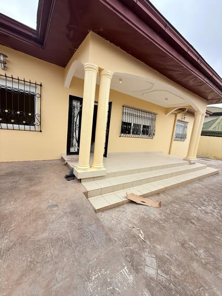 House (Villa) to rent - Yaoundé, Nkolfoulou, nkolfoulou - 2 living room(s), 4 bedroom(s), 4 bathroom(s) - 400 000 FCFA / month