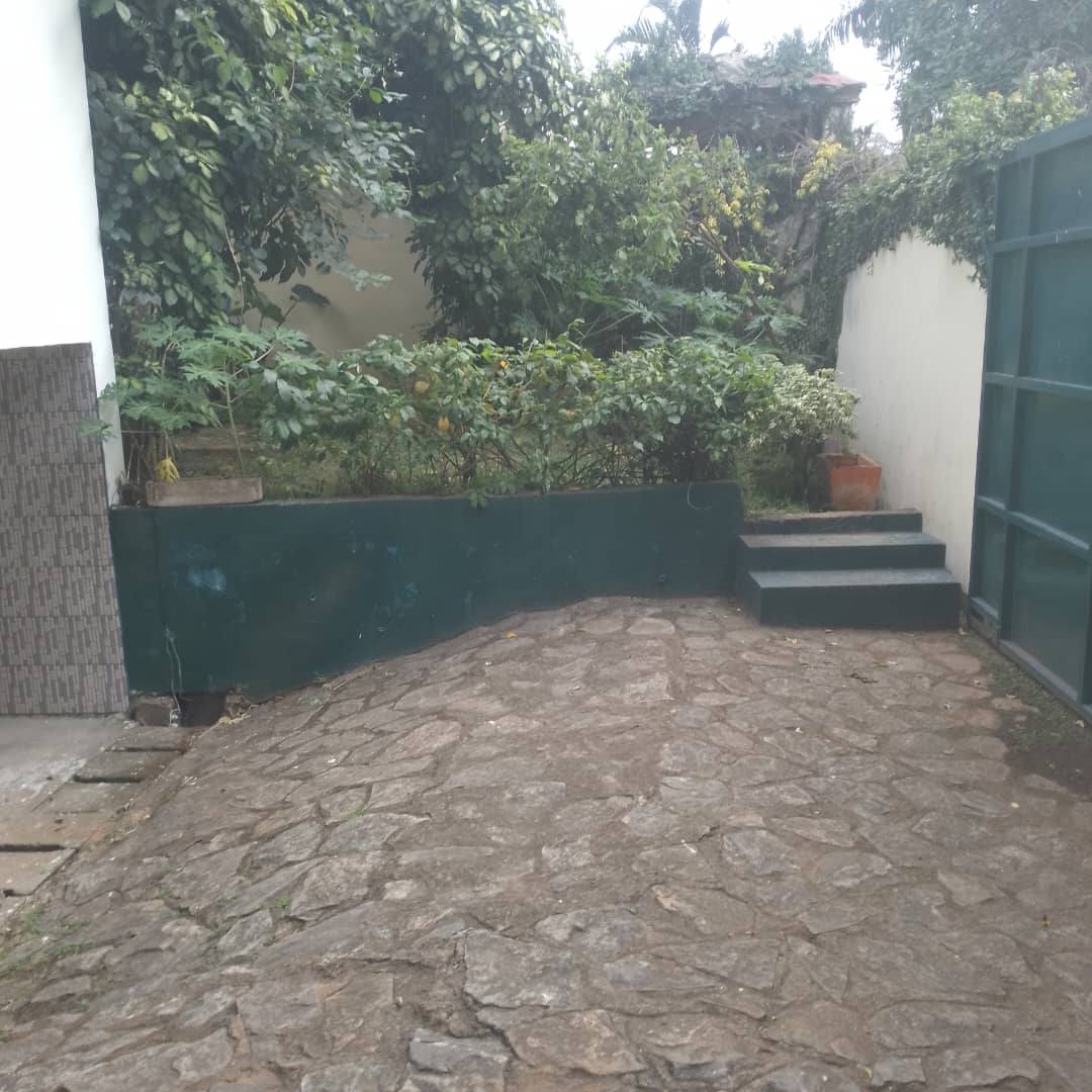 House (Duplex) to rent - Yaoundé, Bastos, bastos - 2 living room(s), 4 bedroom(s), 4 bathroom(s) - 2 000 000 FCFA / month