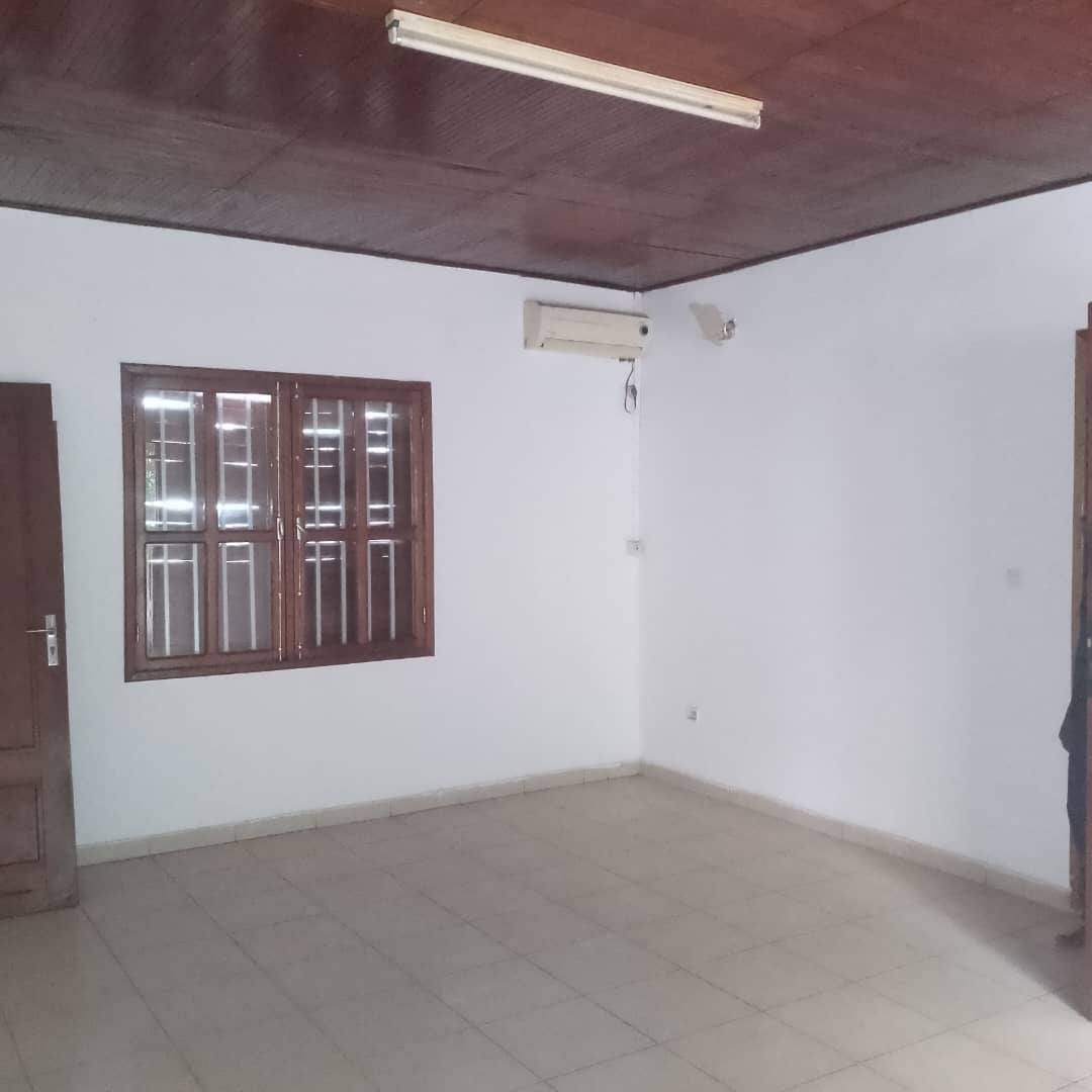 House (Duplex) to rent - Yaoundé, Bastos, bastos - 2 living room(s), 4 bedroom(s), 4 bathroom(s) - 2 000 000 FCFA / month