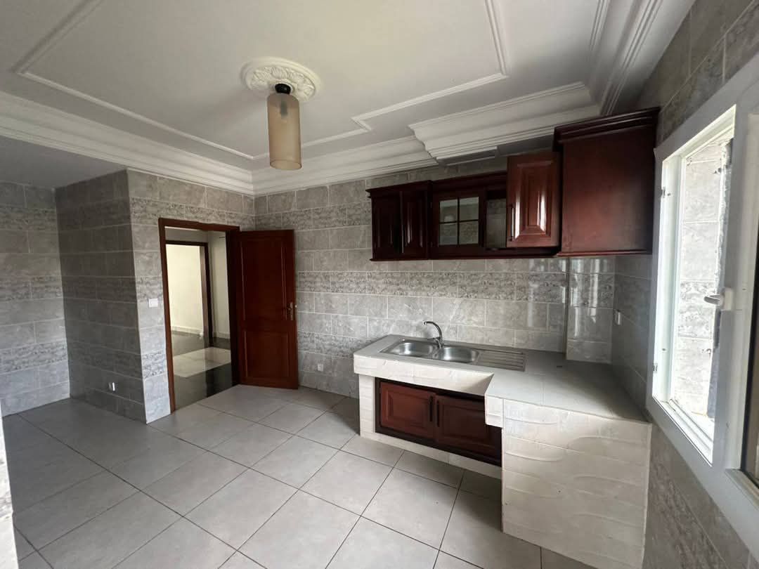 Appartement à louer - Yaoundé, Bastos, Bastos centre - 1 salon(s), 2 chambre(s), 3 salle(s) de bains - 600 000 FCFA / mois