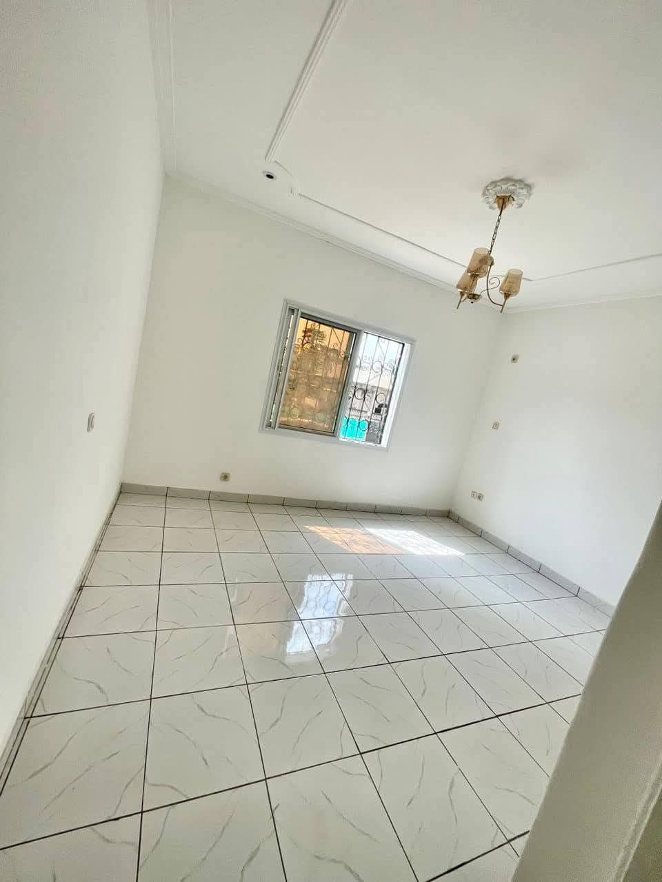 Appartement à louer - Yaoundé, Bastos, Bastos centre - 1 salon(s), 2 chambre(s), 3 salle(s) de bains - 600 000 FCFA / mois