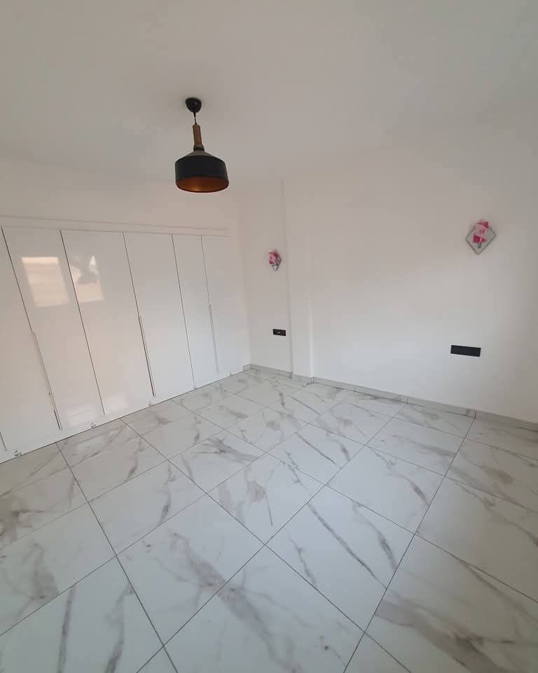 Appartement à louer - Yaoundé, Bastos, Bastos centre - 1 salon(s), 2 chambre(s), 3 salle(s) de bains - 600 000 FCFA / mois