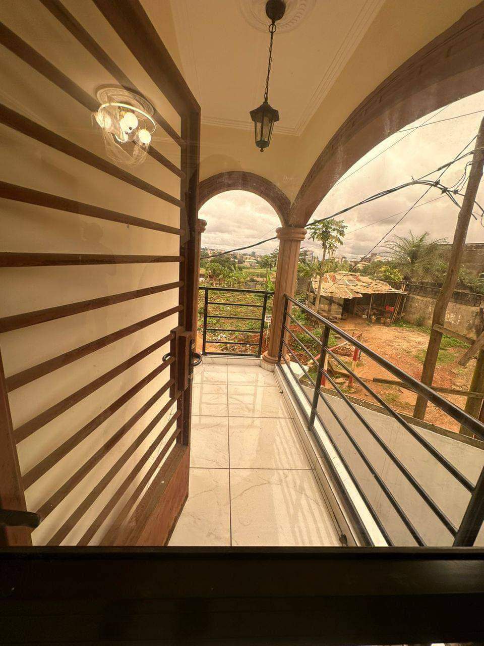 Apartment to rent - Yaoundé, Bastos, Etoa meki - 1 living room(s), 2 bedroom(s), 3 bathroom(s) - 300 000 FCFA / month