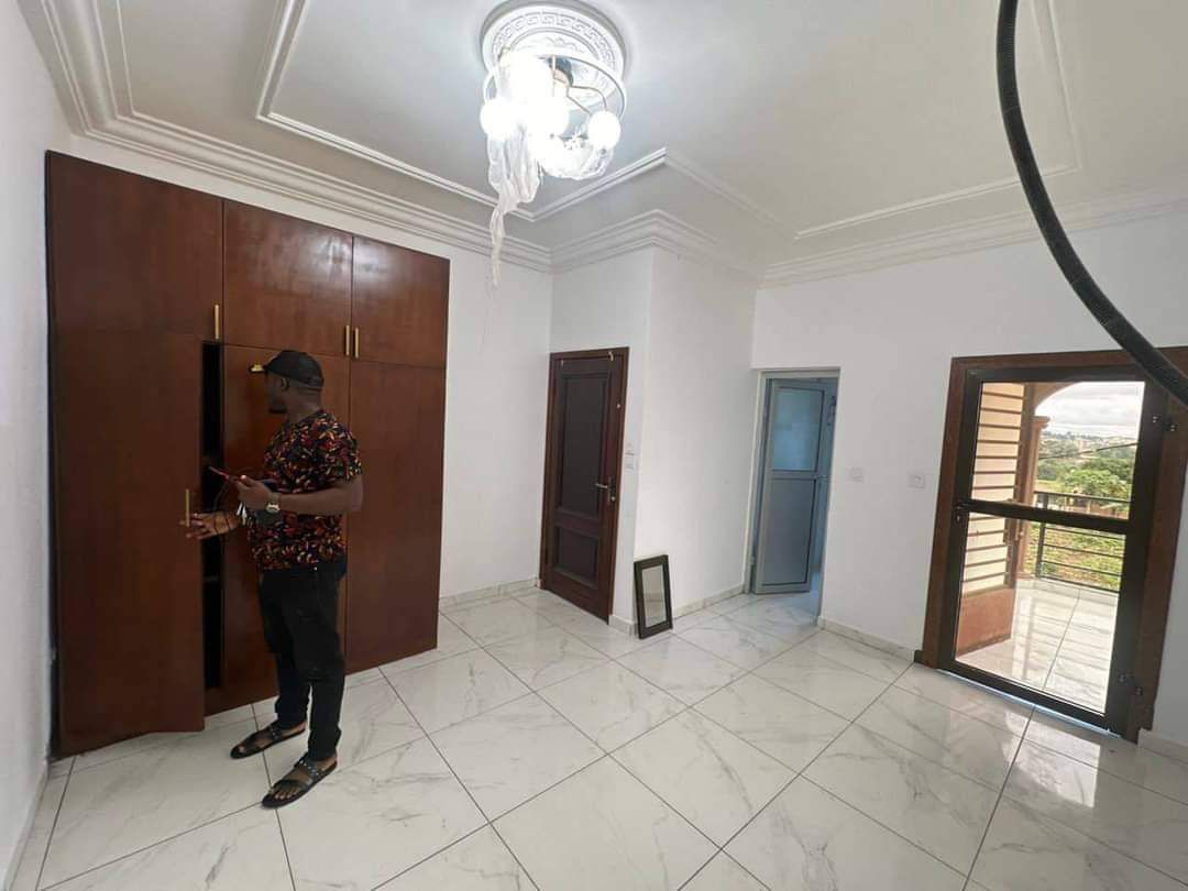 Apartment to rent - Yaoundé, Bastos, Etoa meki - 1 living room(s), 2 bedroom(s), 3 bathroom(s) - 300 000 FCFA / month