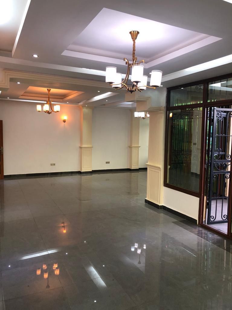 Apartment to rent - Yaoundé, Bastos, Bastos centre - 1 living room(s), 3 bedroom(s), 4 bathroom(s) - 1 300 000 FCFA / month