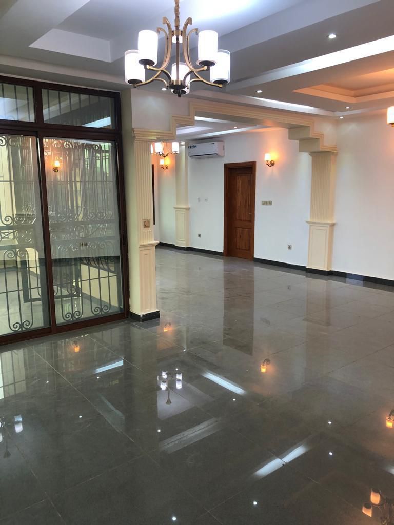 Appartement à louer - Yaoundé, Bastos, Bastos centre - 1 salon(s), 3 chambre(s), 4 salle(s) de bains - 1 300 000 FCFA / mois
