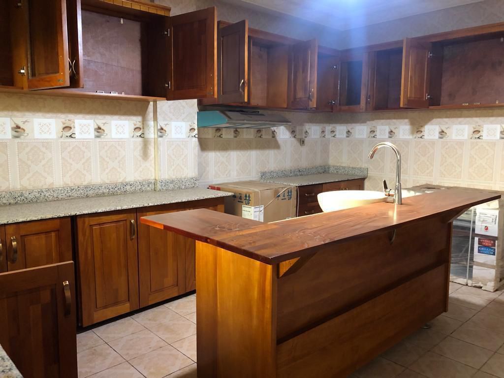 Appartement à louer - Yaoundé, Bastos, Bastos centre - 1 salon(s), 3 chambre(s), 4 salle(s) de bains - 1 300 000 FCFA / mois