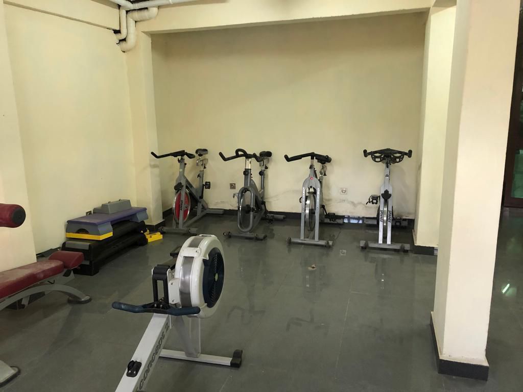 Appartement à louer - Yaoundé, Bastos, Bastos centre - 1 salon(s), 3 chambre(s), 4 salle(s) de bains - 1 300 000 FCFA / mois