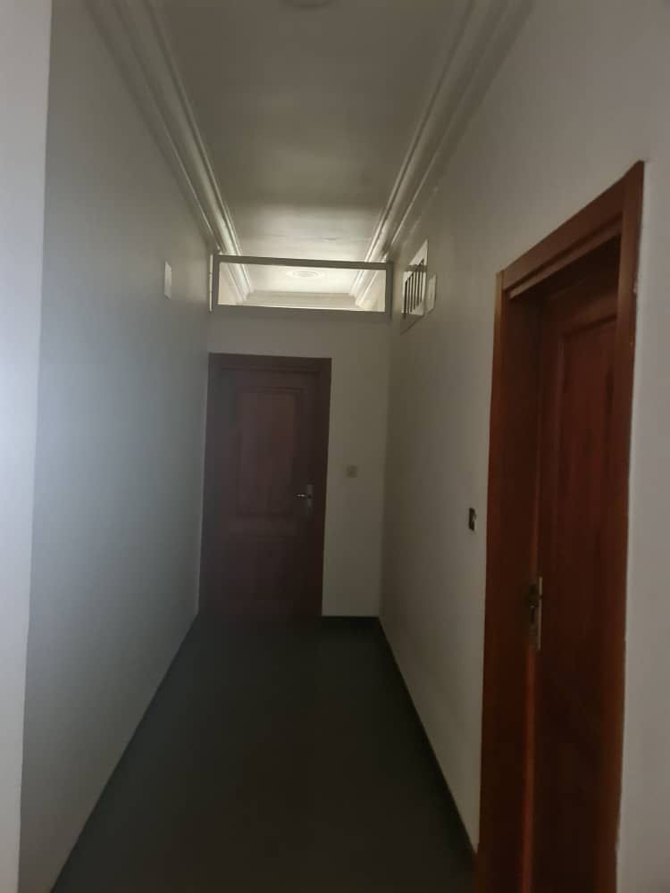 Appartement à louer - Yaoundé, Bastos, Bastos centre - 1 salon(s), 3 chambre(s), 4 salle(s) de bains - 1 300 000 FCFA / mois