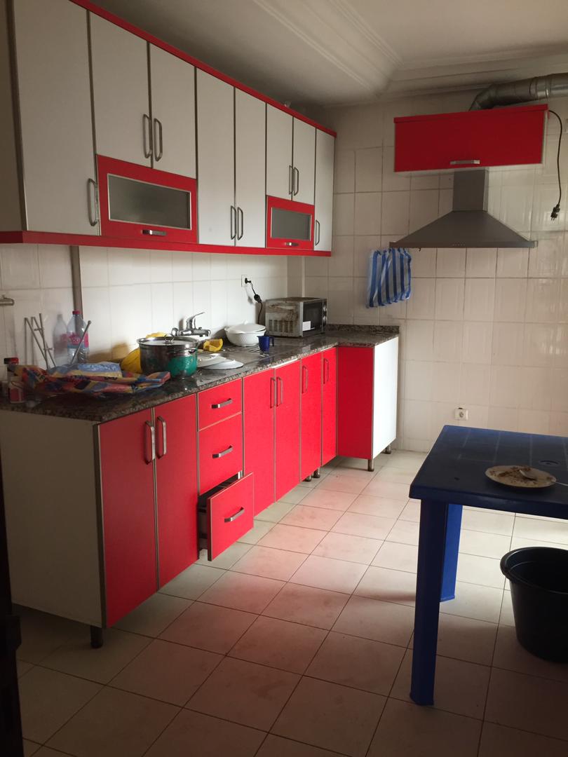 Appartement à louer - Yaoundé, Bastos, Bastos centre - 1 salon(s), 3 chambre(s), 3 salle(s) de bains - 600 000 FCFA / mois
