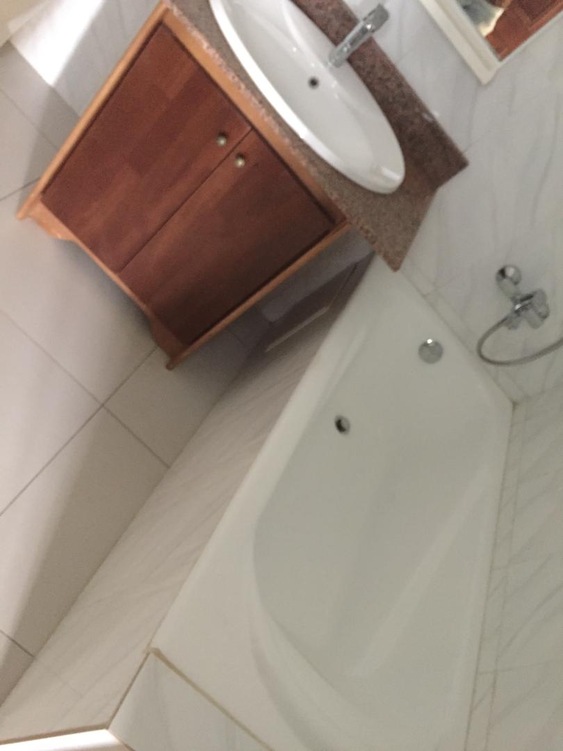 Appartement à louer - Yaoundé, Bastos, Bastos centre - 1 salon(s), 3 chambre(s), 3 salle(s) de bains - 600 000 FCFA / mois