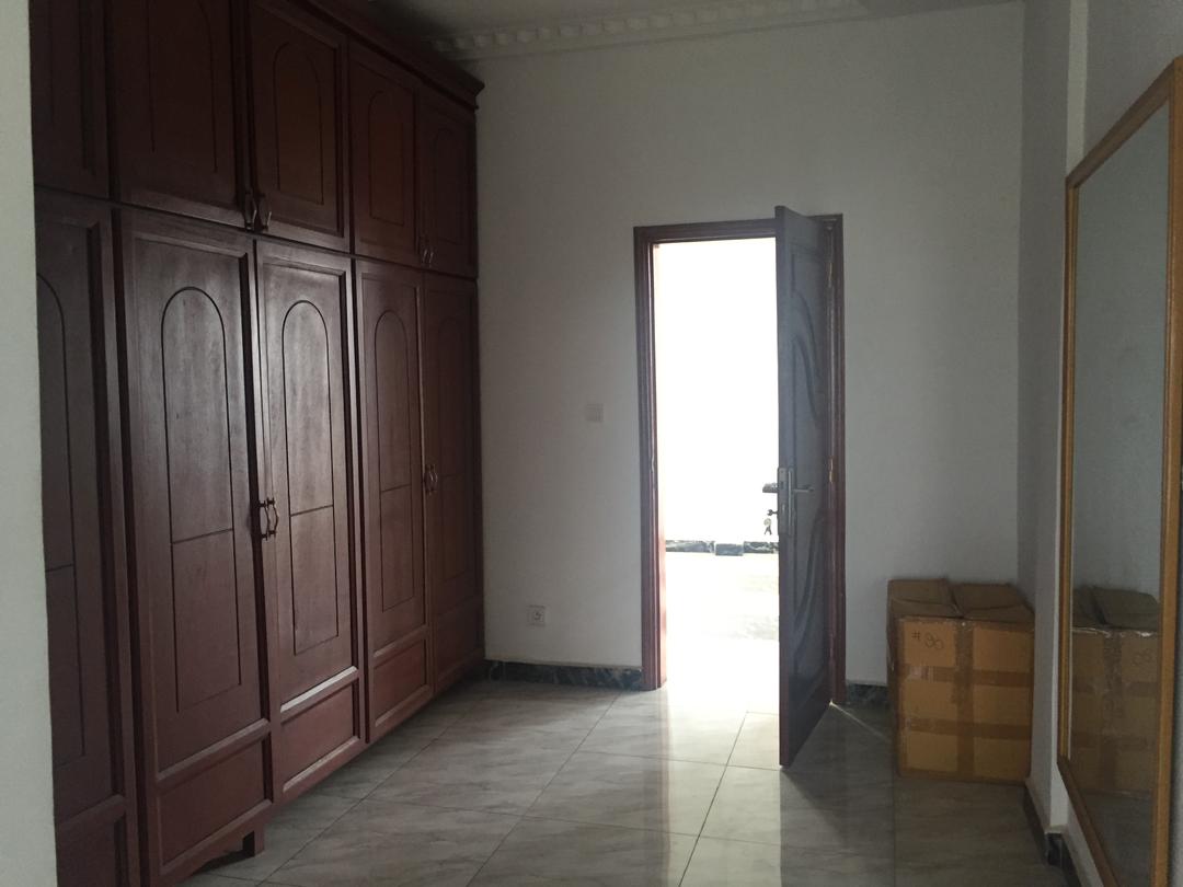 Appartement à louer - Yaoundé, Bastos, Bastos centre - 1 salon(s), 3 chambre(s), 3 salle(s) de bains - 600 000 FCFA / mois