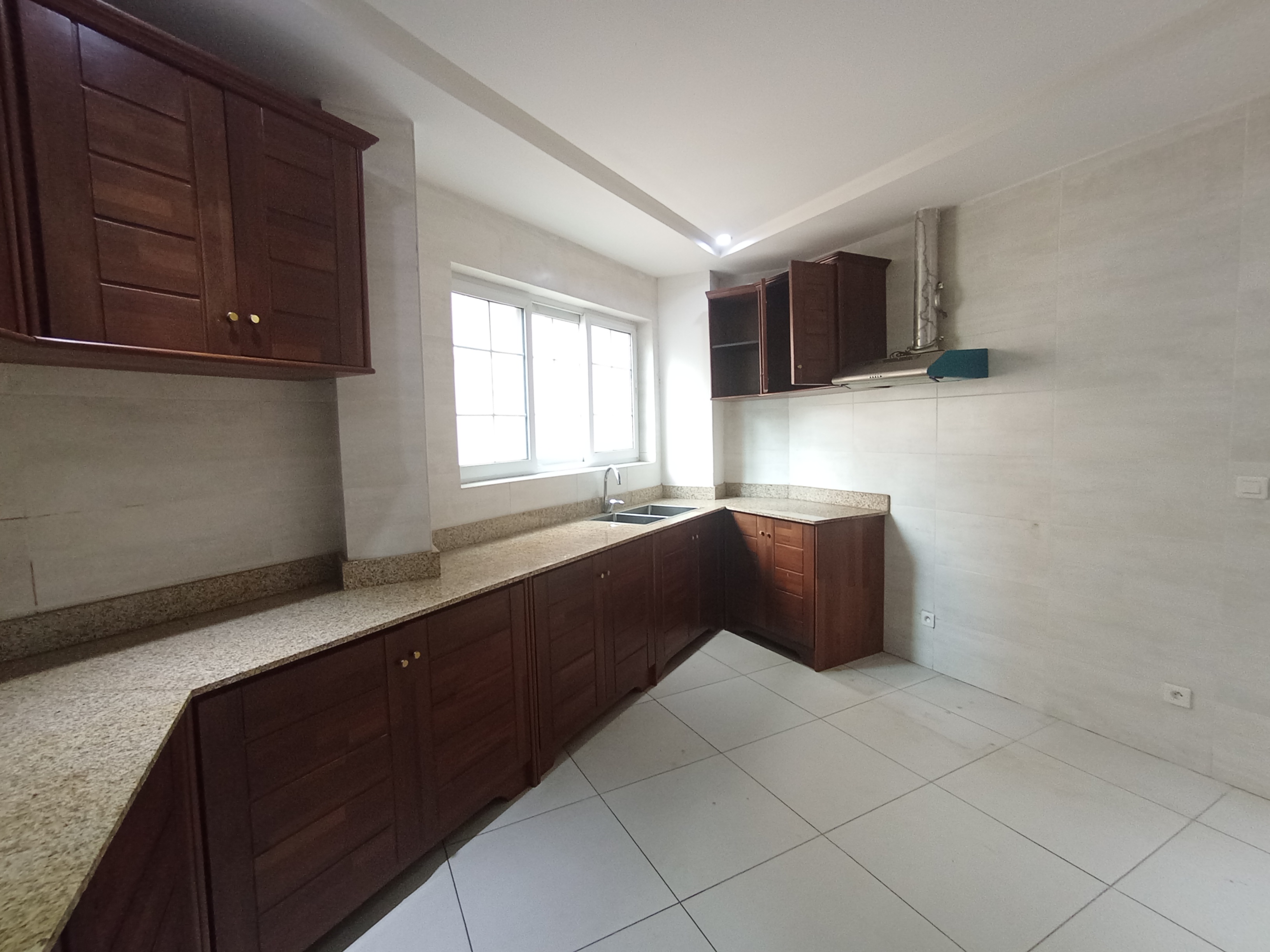 Appartement à louer - Yaoundé, Bastos, Bastos centre - 1 salon(s), 2 chambre(s), 3 salle(s) de bains - 700 000 FCFA / mois
