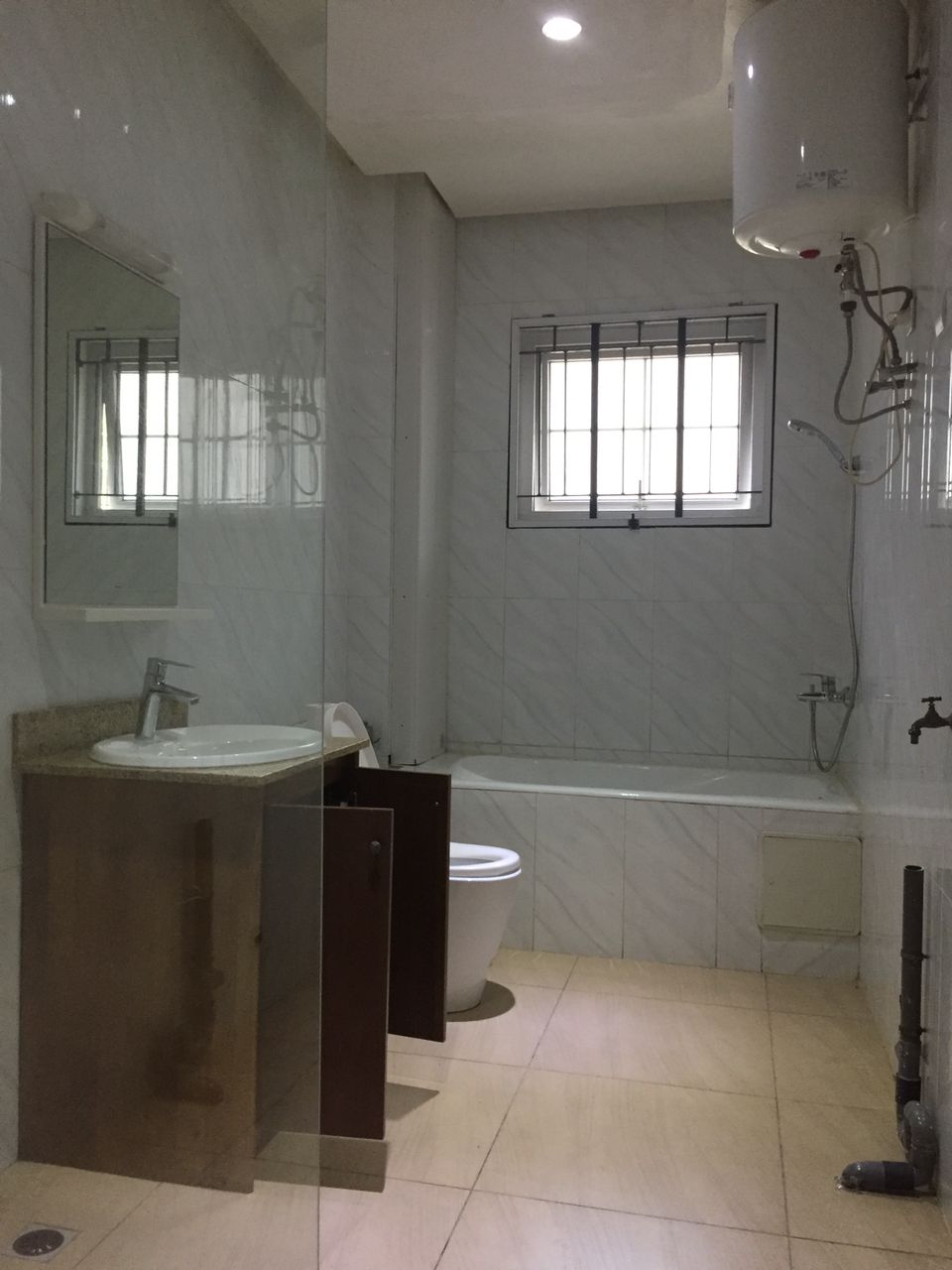 Appartement à louer - Yaoundé, Bastos, Bastos centre - 1 salon(s), 2 chambre(s), 3 salle(s) de bains - 700 000 FCFA / mois