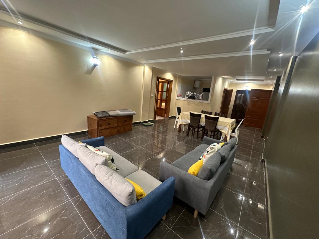 Appartement à louer - Yaoundé, Bastos, GOLF - 1 salon(s), 2 chambre(s), 3 salle(s) de bains - 1 000 000 FCFA / mois