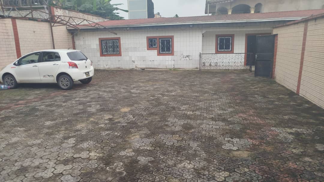 House (Villa) to rent - Douala, Bonamoussadi, Non loin de carrefour Market - 1 living room(s), 4 bedroom(s), 3 bathroom(s) - 370 000 FCFA / month