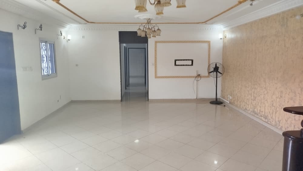 House (Villa) to rent - Douala, Bonamoussadi, Non loin de carrefour Market - 1 living room(s), 4 bedroom(s), 3 bathroom(s) - 370 000 FCFA / month