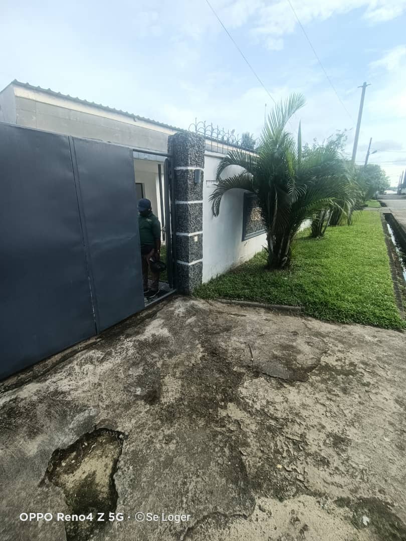 House (Villa) to rent - Douala, Bonapriso, HA - 1 living room(s), 3 bedroom(s), 3 bathroom(s) - 1 300 000 FCFA / month