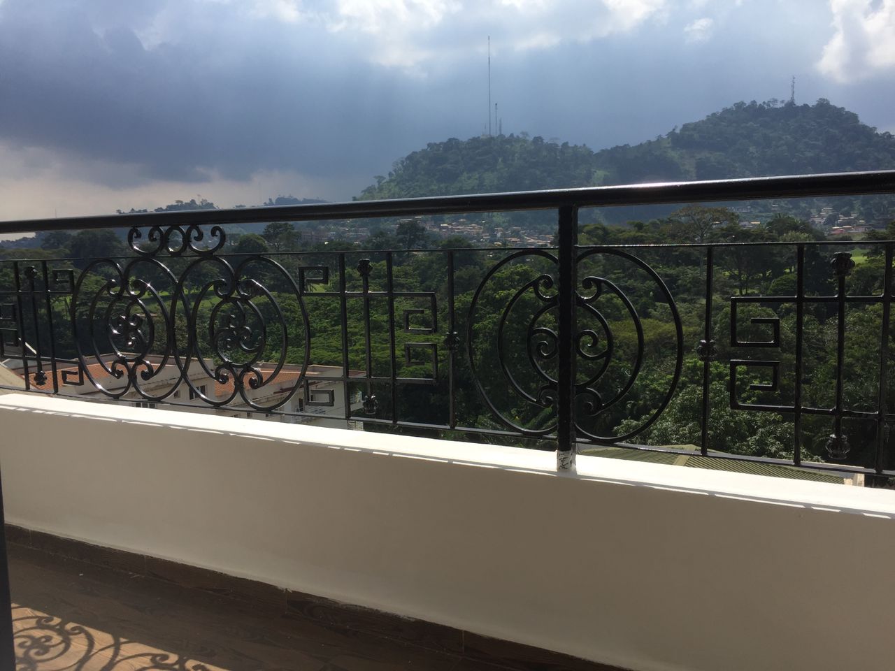 Appartement à louer - Yaoundé, Bastos, GOLF - 1 salon(s), 2 chambre(s), 3 salle(s) de bains - 600 000 FCFA / mois
