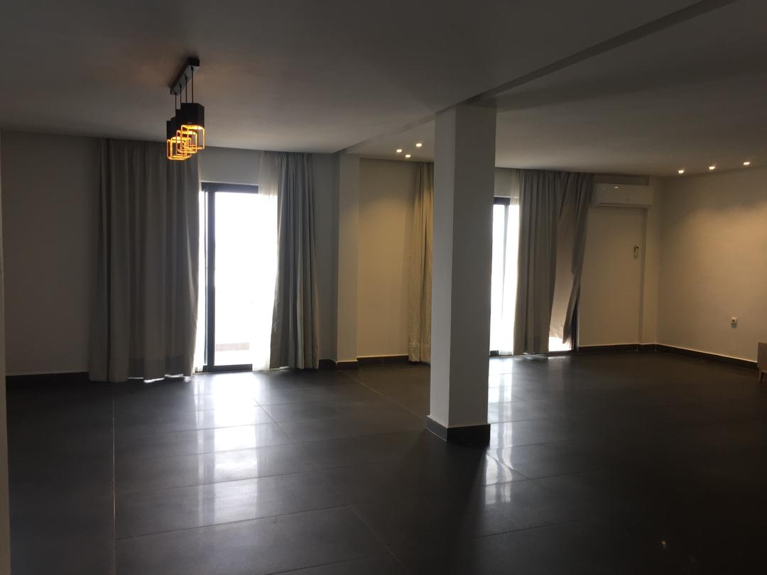 Appartement à louer - Yaoundé, Bastos, GOLF - 1 salon(s), 3 chambre(s), 3 salle(s) de bains - 1 500 000 FCFA / mois