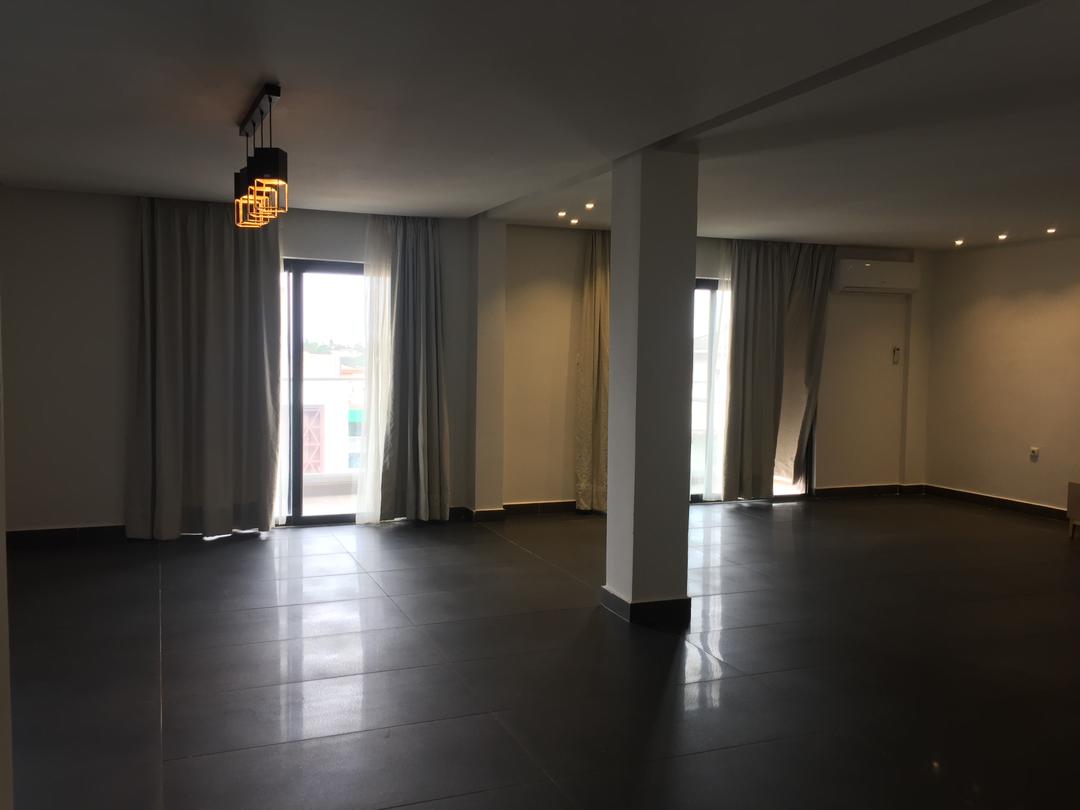 Appartement à louer - Yaoundé, Bastos, GOLF - 1 salon(s), 3 chambre(s), 3 salle(s) de bains - 1 500 000 FCFA / mois