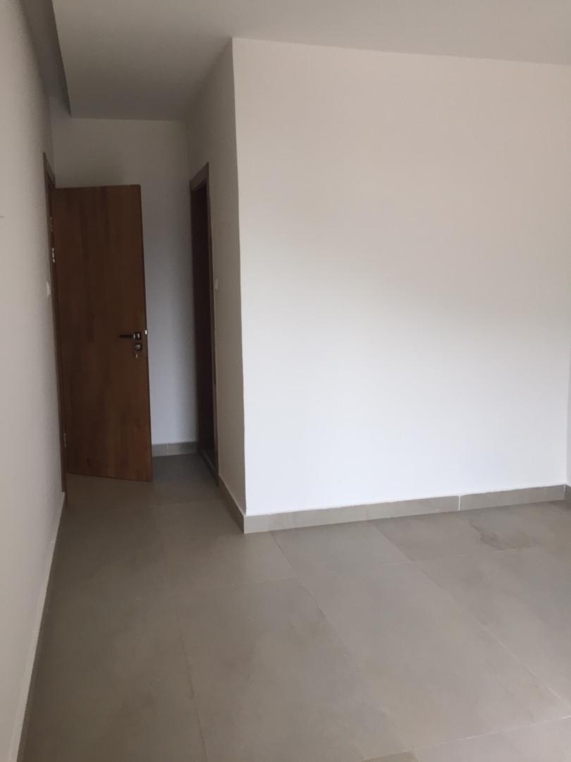 Appartement à louer - Yaoundé, Bastos, GOLF - 1 salon(s), 3 chambre(s), 3 salle(s) de bains - 1 500 000 FCFA / mois