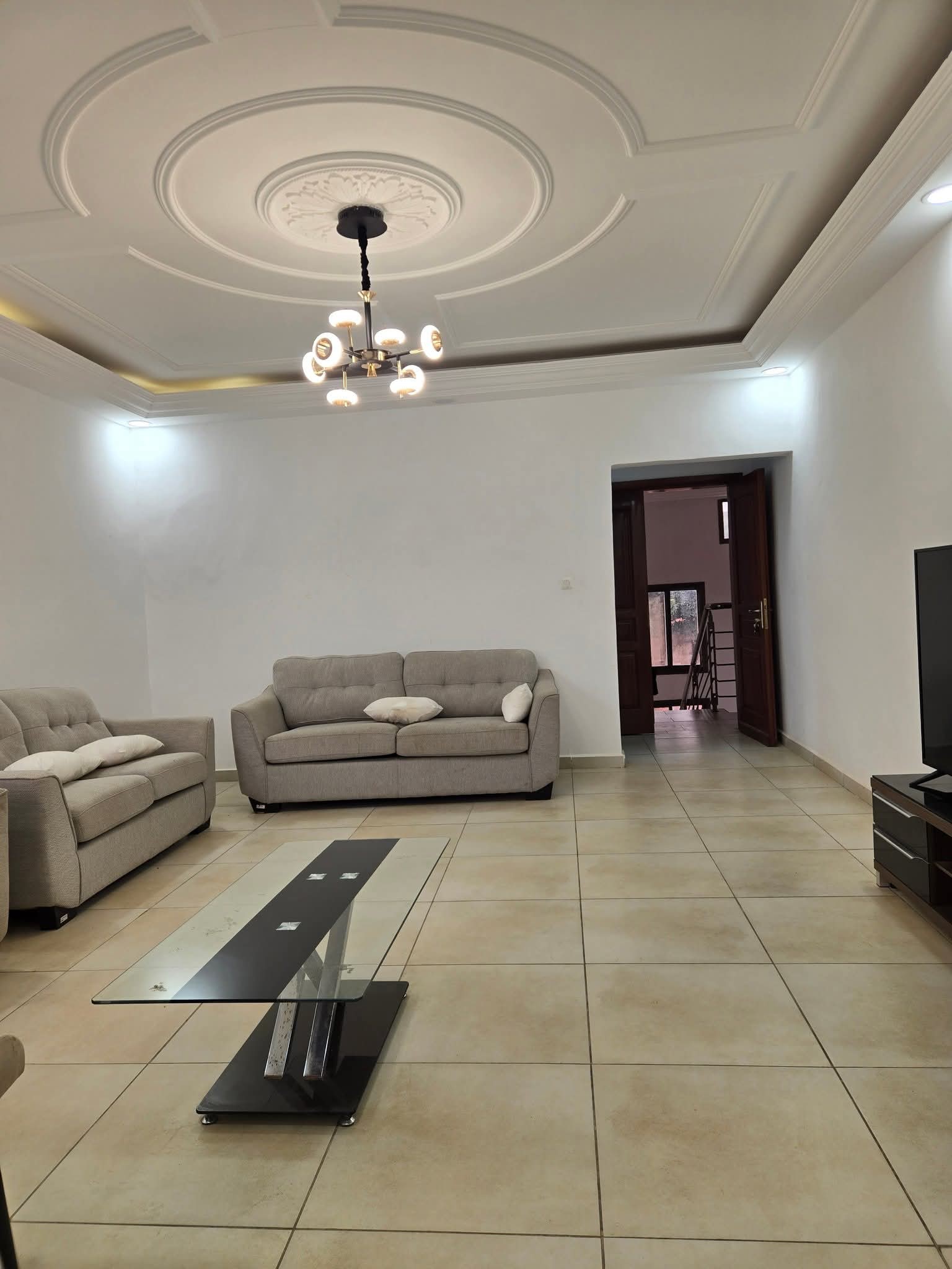Apartment to rent - Yaoundé, Bastos, golf - 1 living room(s), 2 bedroom(s), 3 bathroom(s) - 550 000 FCFA / month