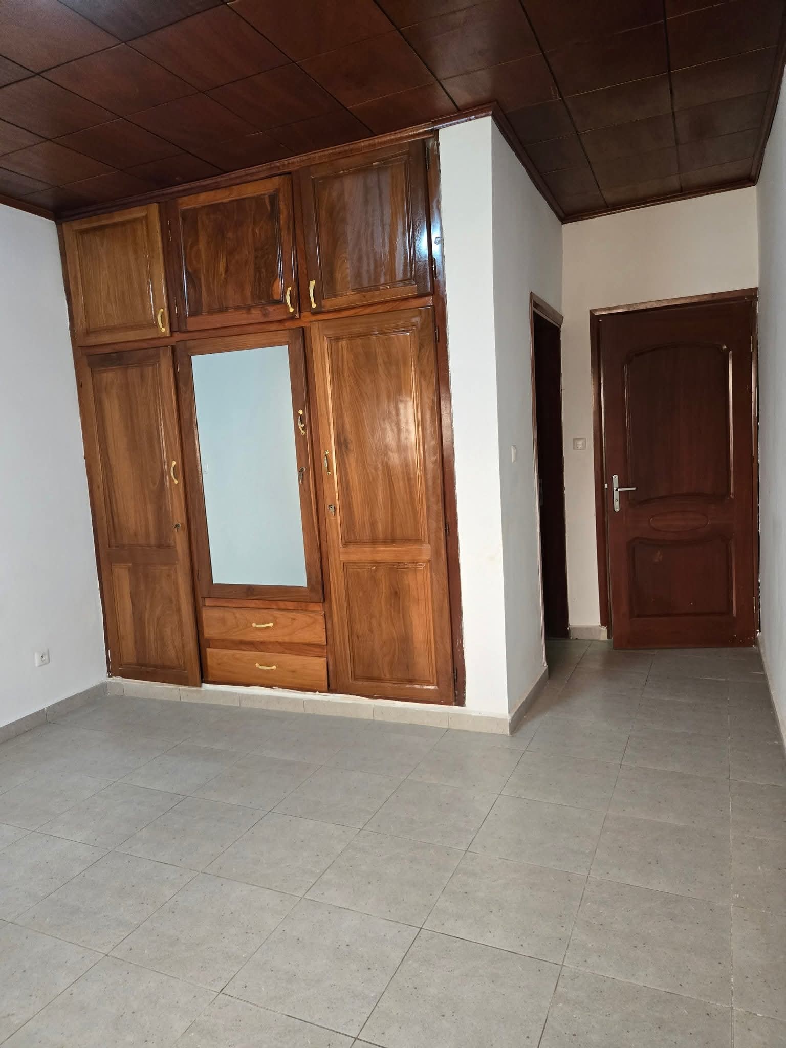 Appartement à louer - Yaoundé, Bastos, golf - 1 salon(s), 2 chambre(s), 3 salle(s) de bains - 550 000 FCFA / mois