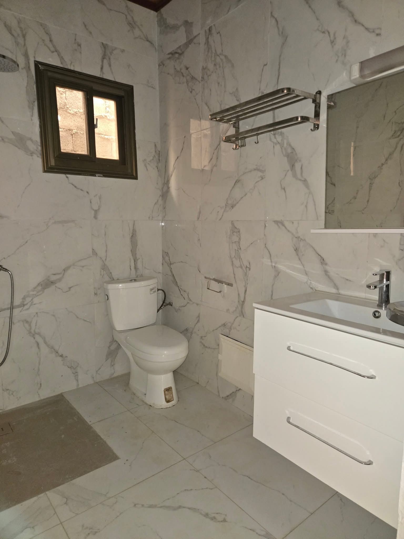 Appartement à louer - Yaoundé, Bastos, golf - 1 salon(s), 2 chambre(s), 3 salle(s) de bains - 550 000 FCFA / mois