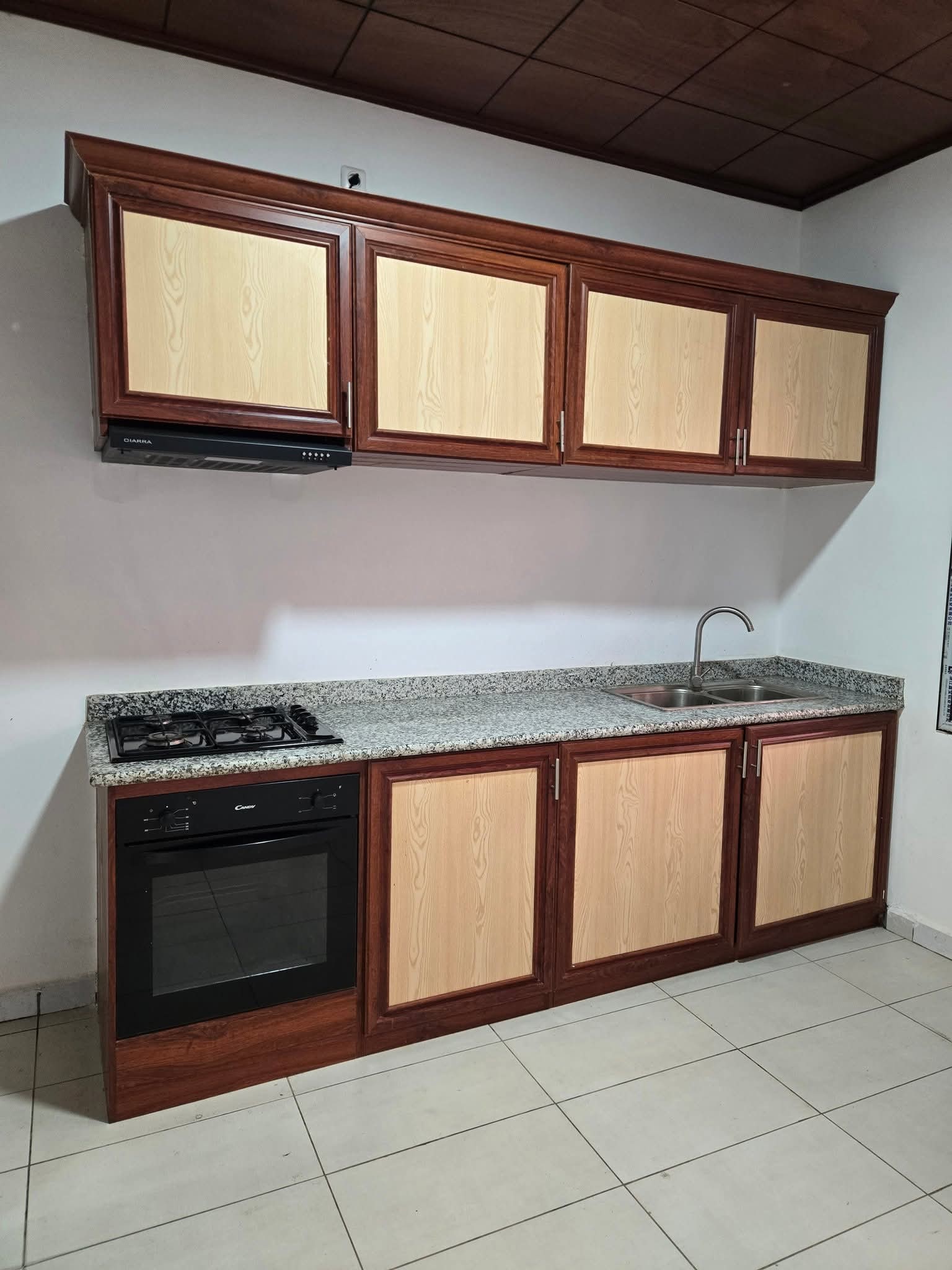 Appartement à louer - Yaoundé, Bastos, golf - 1 salon(s), 2 chambre(s), 3 salle(s) de bains - 550 000 FCFA / mois