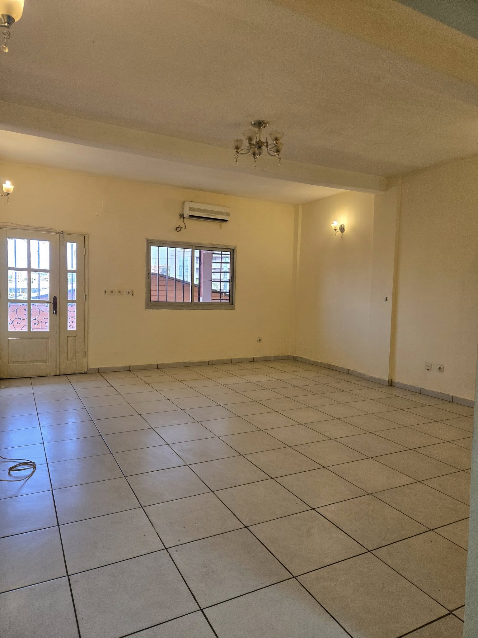 Appartement à louer - Yaoundé, Bastos, bastos - 1 salon(s), 2 chambre(s), 3 salle(s) de bains - 350 000 FCFA / mois
