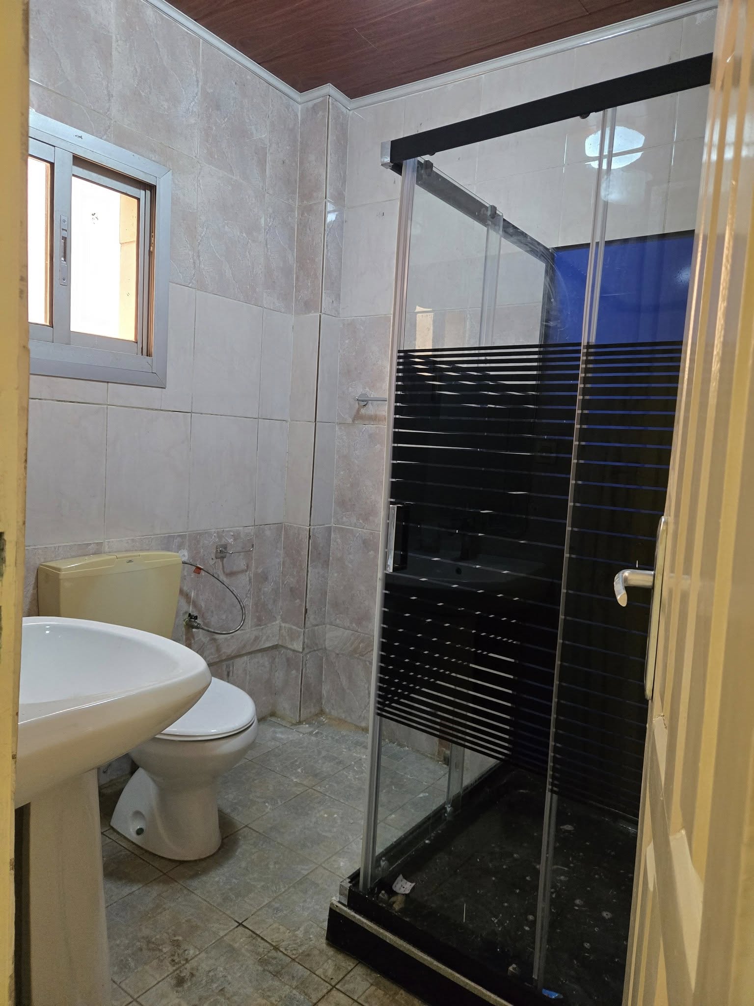 Appartement à louer - Yaoundé, Bastos, bastos - 1 salon(s), 2 chambre(s), 3 salle(s) de bains - 350 000 FCFA / mois