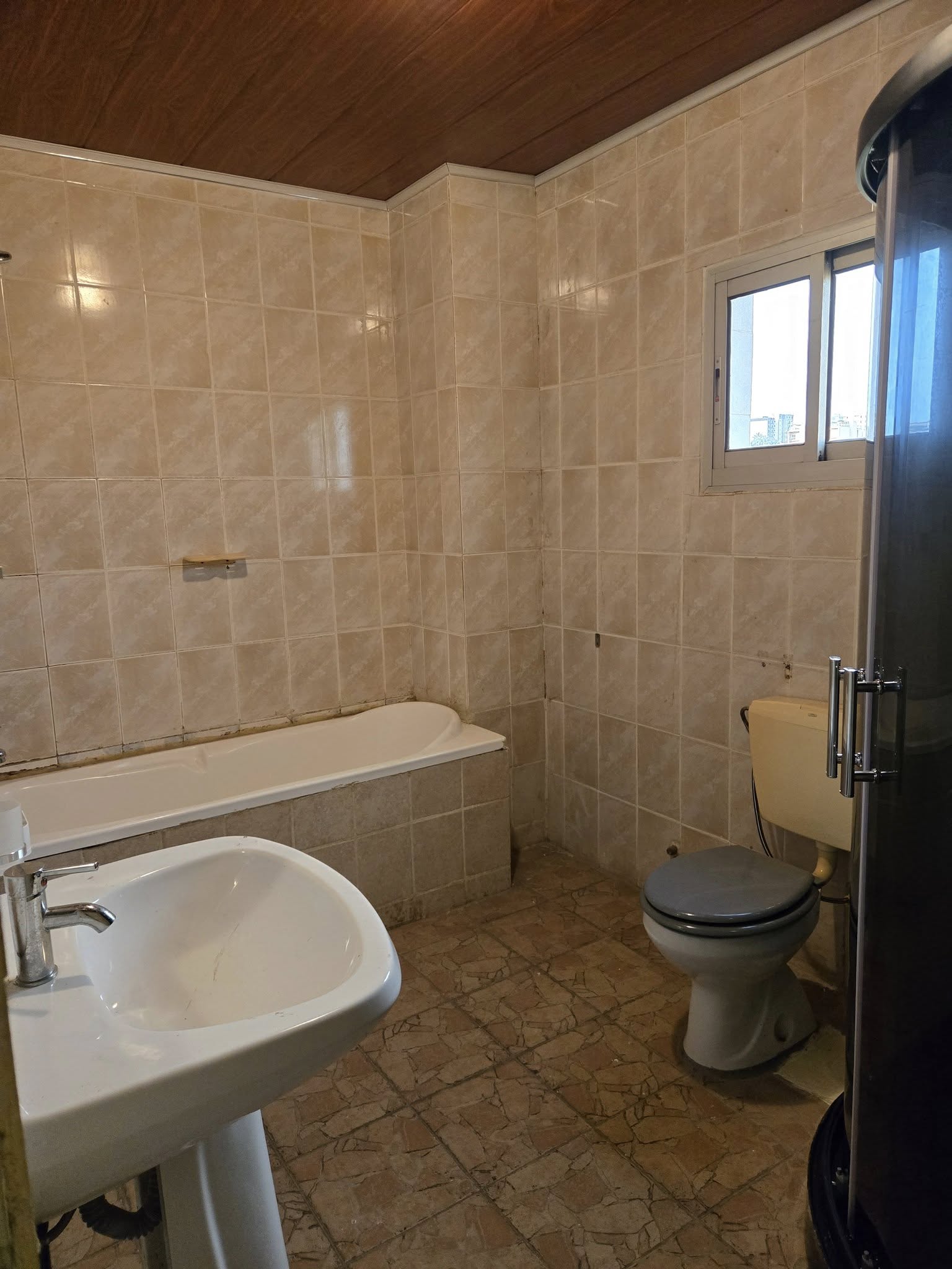 Appartement à louer - Yaoundé, Bastos, bastos - 1 salon(s), 2 chambre(s), 3 salle(s) de bains - 350 000 FCFA / mois