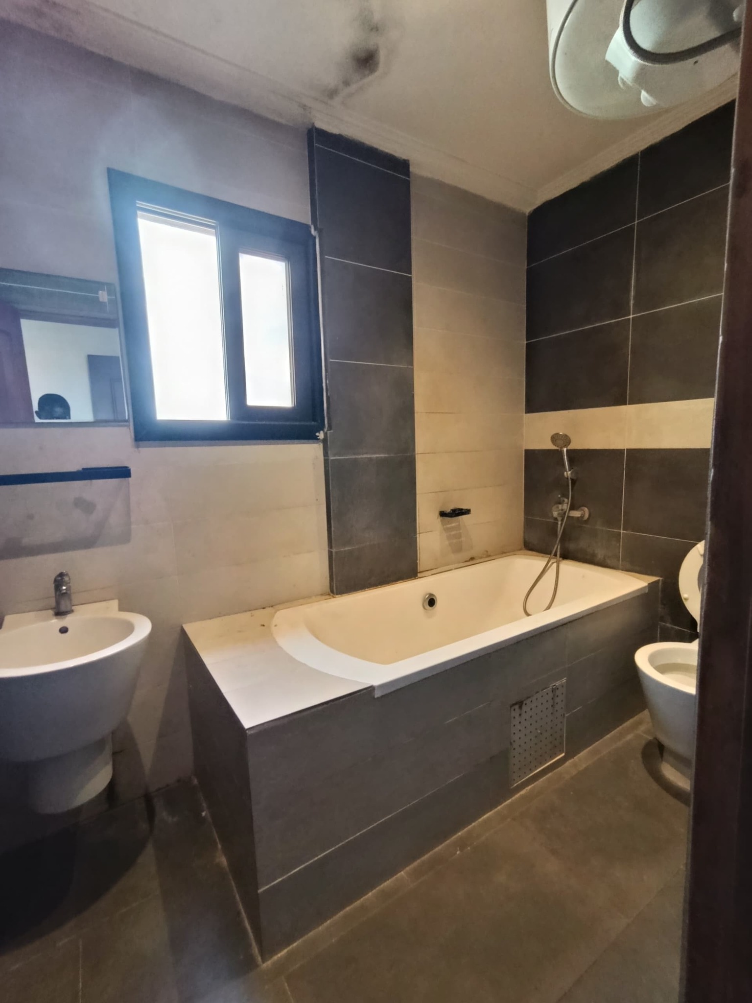 Apartment to rent - Yaoundé, Odza, cite de la paix - 1 living room(s), 3 bedroom(s), 2 bathroom(s) - 250 000 FCFA / month