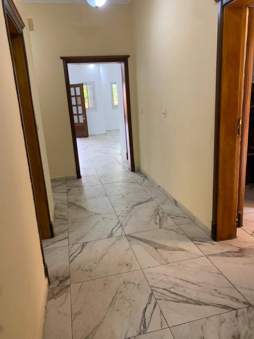 Apartment to rent - Yaoundé, Efoulan, olezoa - 1 living room(s), 3 bedroom(s), 4 bathroom(s) - 500 000 FCFA / month