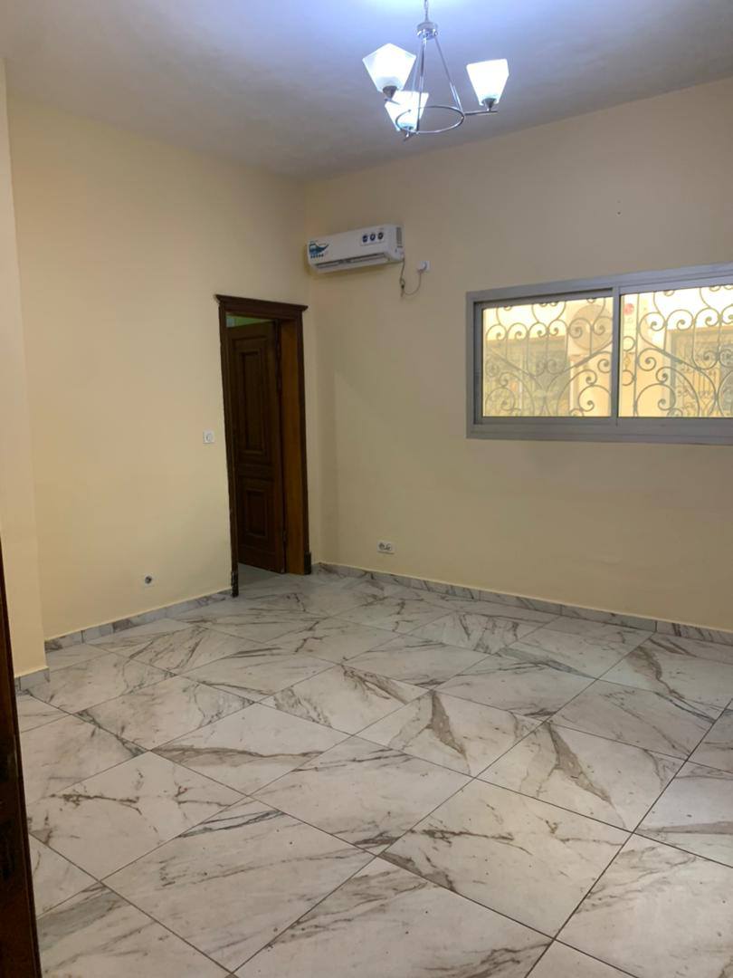 Apartment to rent - Yaoundé, Efoulan, olezoa - 1 living room(s), 3 bedroom(s), 4 bathroom(s) - 500 000 FCFA / month