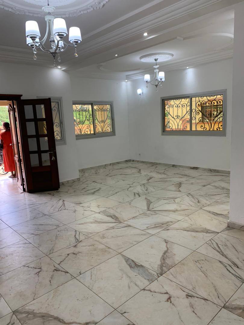 Apartment to rent - Yaoundé, Efoulan, olezoa - 1 living room(s), 3 bedroom(s), 4 bathroom(s) - 500 000 FCFA / month