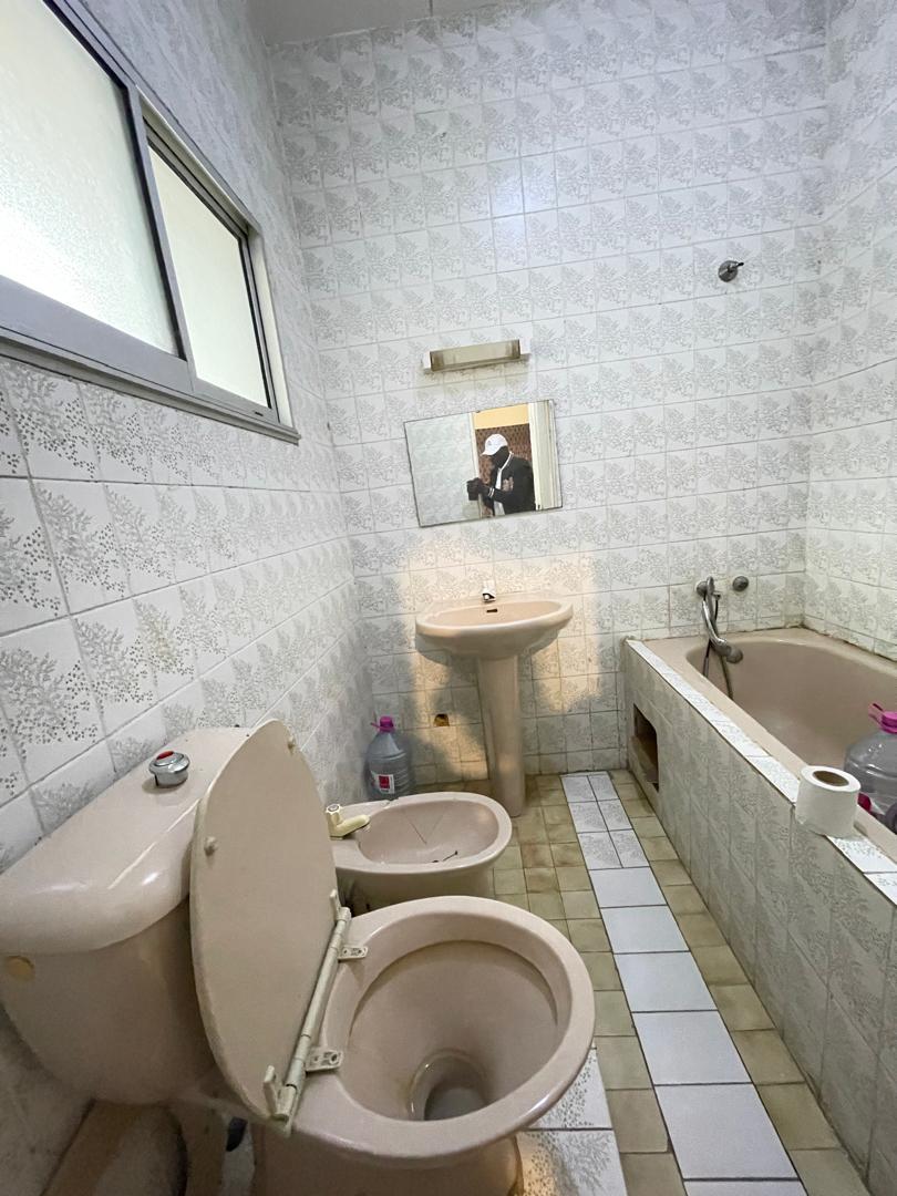 House (Duplex) to rent - Douala, Bonamoussadi, Derrière collège laureal - 3 living room(s), 6 bedroom(s), 5 bathroom(s) - 500 000 FCFA / month