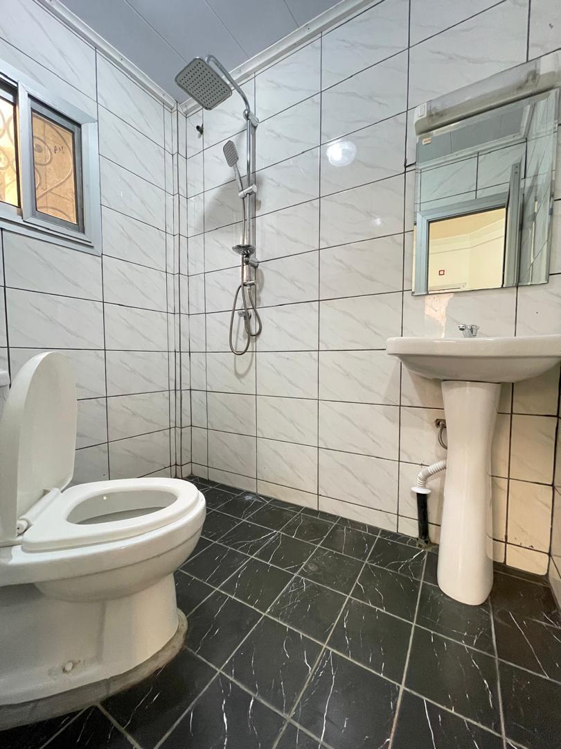 Apartment to rent - Douala, Kotto, Briquini - 1 living room(s), 2 bedroom(s), 3 bathroom(s) - 180 000 FCFA / month