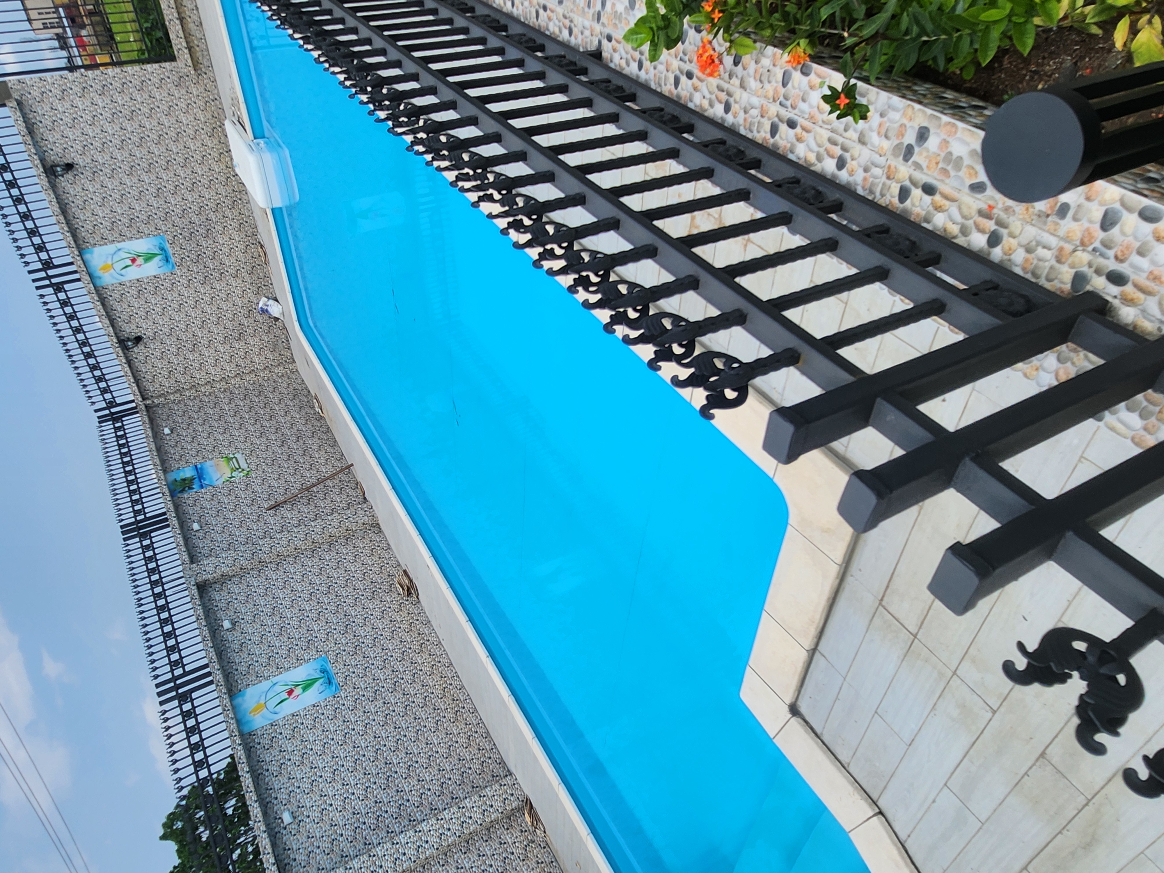 Apartment to rent - Douala, Bessengue, CO - 1 living room(s), 2 bedroom(s), 3 bathroom(s) - 500 000 FCFA / month