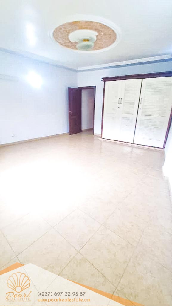 Apartment to rent - Yaoundé, Bastos, Golf - 1 living room(s), 2 bedroom(s), 3 bathroom(s) - 650 000 FCFA / month