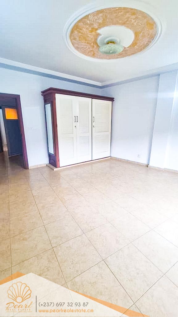 Apartment to rent - Yaoundé, Bastos, Golf - 1 living room(s), 2 bedroom(s), 3 bathroom(s) - 650 000 FCFA / month