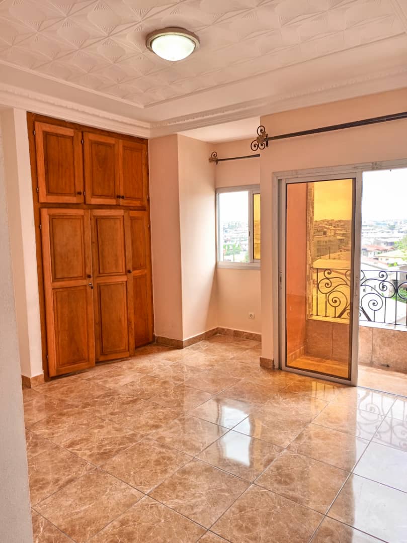 Apartment to rent - Douala, Logpom, Non loin de gabon bar - 1 living room(s), 2 bedroom(s), 2 bathroom(s) - 170 000 FCFA / month