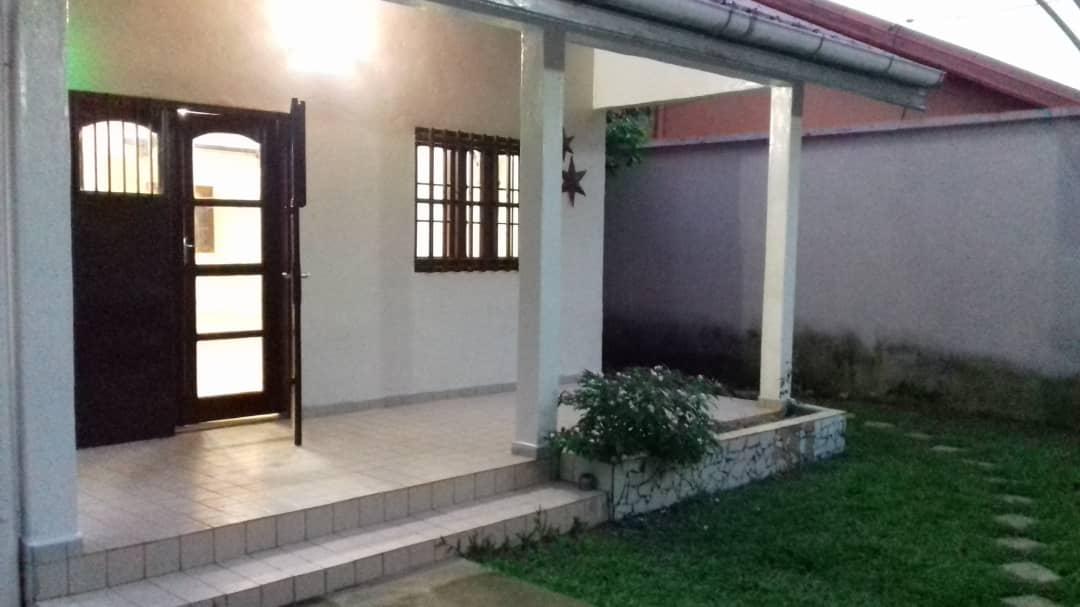 Maison (Villa) à vendre - Douala, Yassa, Cite chirac - 1 salon(s), 4 chambre(s), 4 salle(s) de bains - 90 000 000 FCFA