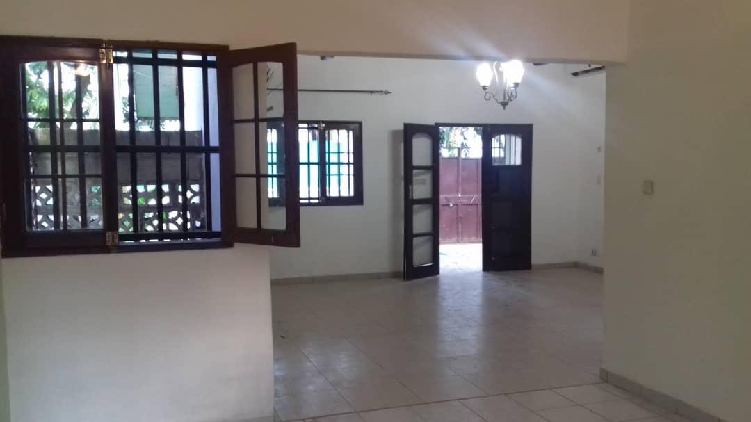 Maison (Villa) à vendre - Douala, Yassa, Cite chirac - 1 salon(s), 4 chambre(s), 4 salle(s) de bains - 90 000 000 FCFA