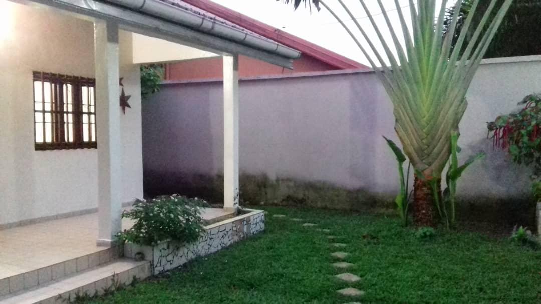 Maison (Villa) à vendre - Douala, Yassa, Cite chirac - 1 salon(s), 4 chambre(s), 4 salle(s) de bains - 90 000 000 FCFA